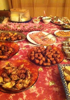 Une photo de Buffet dînatoire : bouchées au fromage porc au caramel wings de poulet salade de lentilles