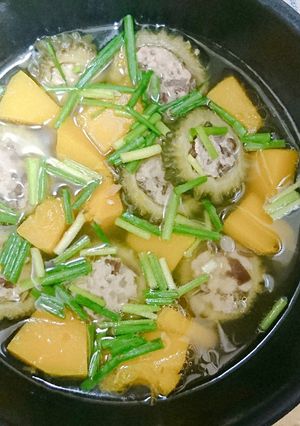 Hình của món Mướp đắng nhồi thịt bí đỏ.