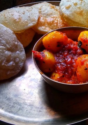 লুচি আর আলুর দম রেসিপির প্রধান ছবি