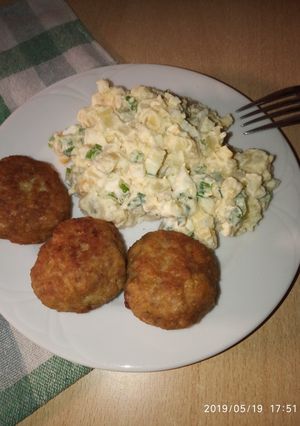 Majonézes krumplisaláta fasírttal recept fotója