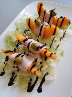 Una foto de Ensalada de melón y jamón de pavo