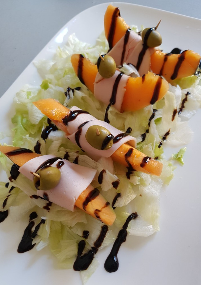 Una foto de Ensalada de melón y jamón de pavo