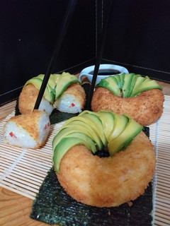 Una foto de Donuts panko sushi 🍩🥢