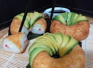 Una foto de Donuts panko sushi 🍩🥢