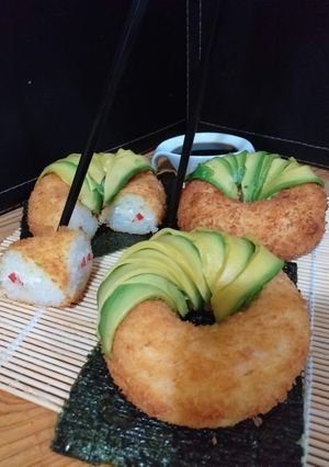 Una foto de Donuts panko sushi 🍩🥢
