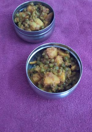 A picture of Aloo matar (potato peas).
