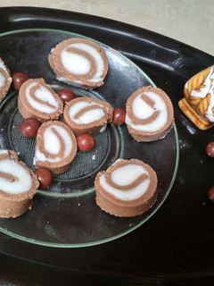 ચોકો બિસ્કીટ રોલ (Choco biscuit rolls Recipe In Gujarati) રેસીપી મુખ્ય ફોટો
