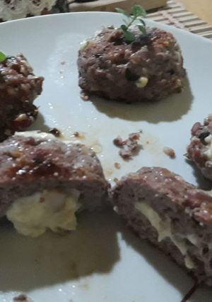 Una foto de Hamburguesas caseras rellenas de queso🧀🍔