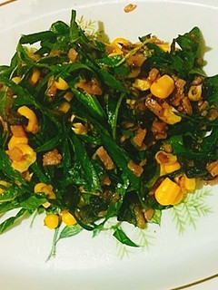 Una foto de Ensalada de espinacas con jamón al estilo Jaz