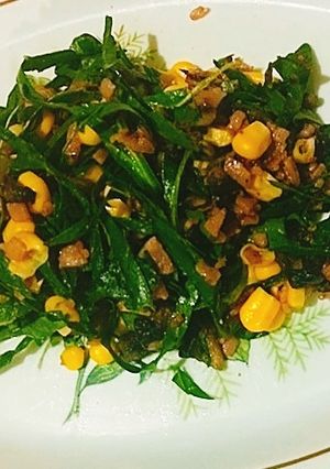 Una foto de Ensalada de espinacas con jamón al estilo Jaz