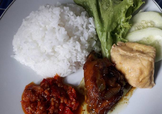 Ayam kecap dan sambal terasi ala mira