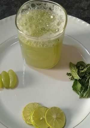 A picture of Grape mojito.