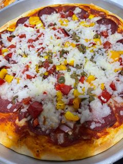 صورة لوصفة بيتزا بالخضار والبيبروني والتونة