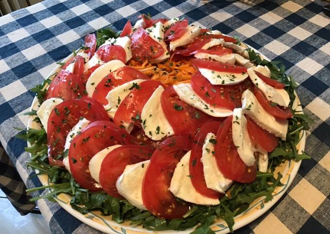 Salade de roquette, tomates et carottes à la mozzarella di buffala