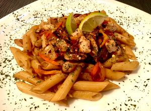 Zöldsèges garnèla wokban, shitake gombával és pirított penne tésztával recept fotója