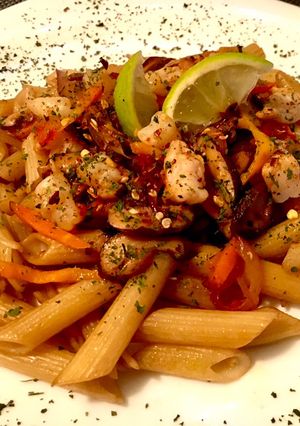 Zöldsèges garnèla wokban, shitake gombával és pirított penne tésztával recept fotója