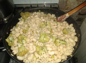 Una foto de Pasta con crema, brócoli y pollo 🥦🍗