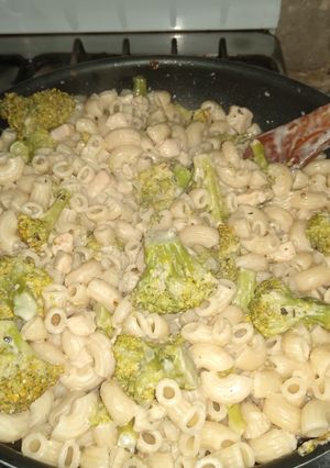 Una foto de Pasta con crema, brócoli y pollo 🥦🍗