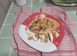 Una foto de Tarta de Peras 🍐🍐Con Crema de Vainilla y Nueces Peladas🥧