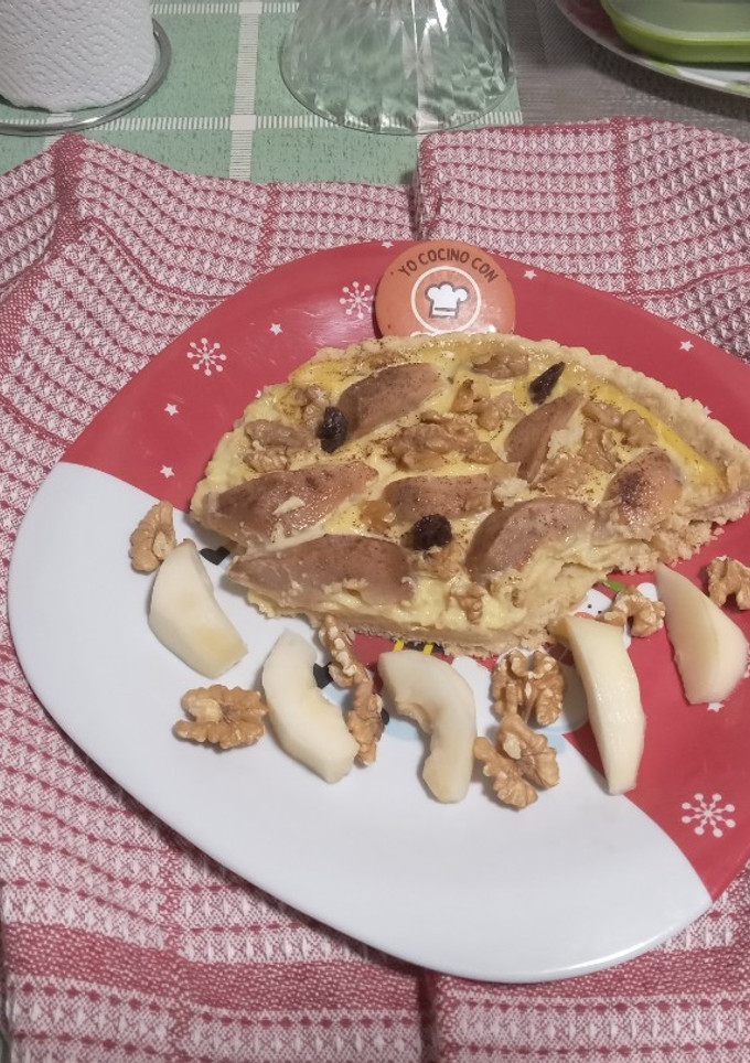 Una foto de Tarta de Peras 🍐🍐Con Crema de Vainilla y Nueces Peladas🥧