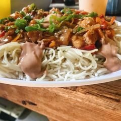 A picture of Singaporean rice with gravy sauce.
