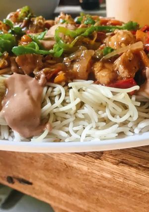 A picture of Singaporean rice with gravy sauce.