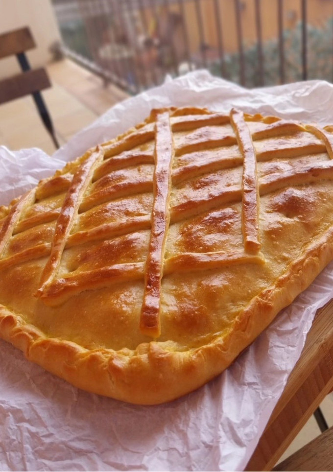 Una foto de Empanada de carne y olivas kalamata