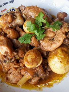 Hình của món Thịt gà kho trứng.