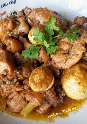 Hình của món Thịt gà kho trứng.