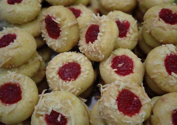 Easiest Way to Cook Yummy Thumbprint strawberry cookies