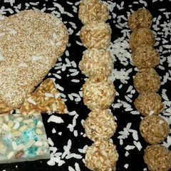 A picture of Chuda aur laai ke laddu.