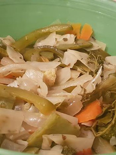 Una foto de Encurtido casero de verduras y hierbas de olor las Correa. México