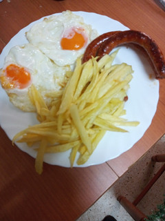 Una foto de Huevos fritos con papas y chistorra método tradicional
