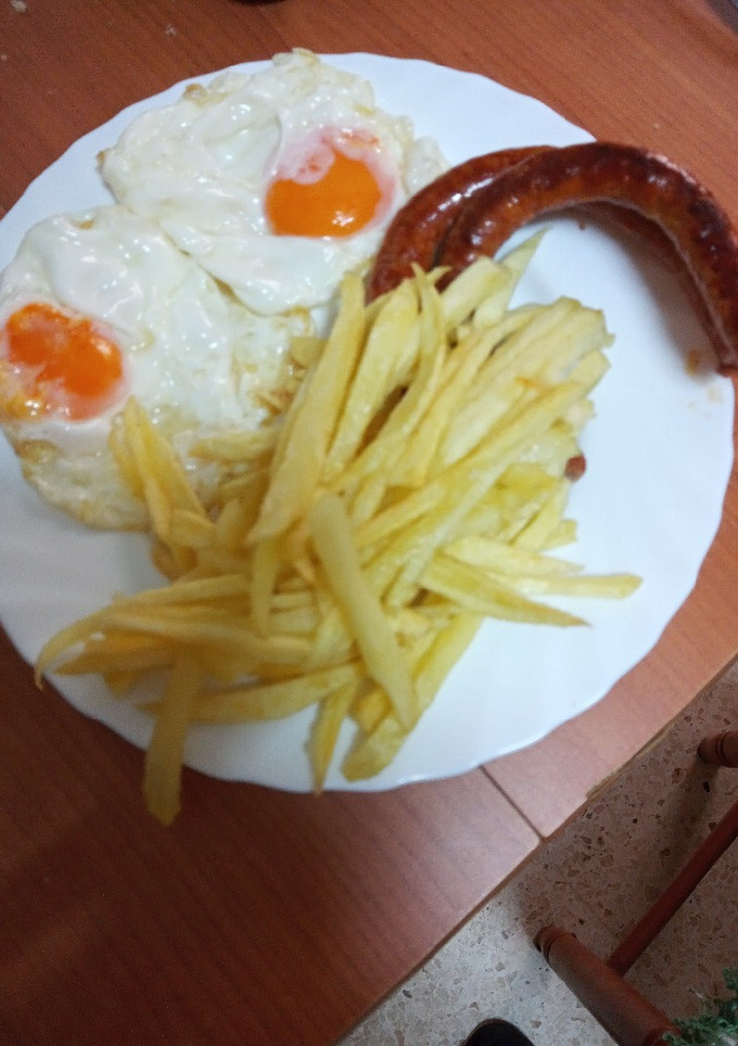 Una foto de Huevos fritos con papas y chistorra método tradicional