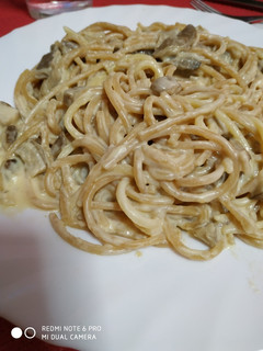 Una foto de Spaghetti con setas a la carbonara