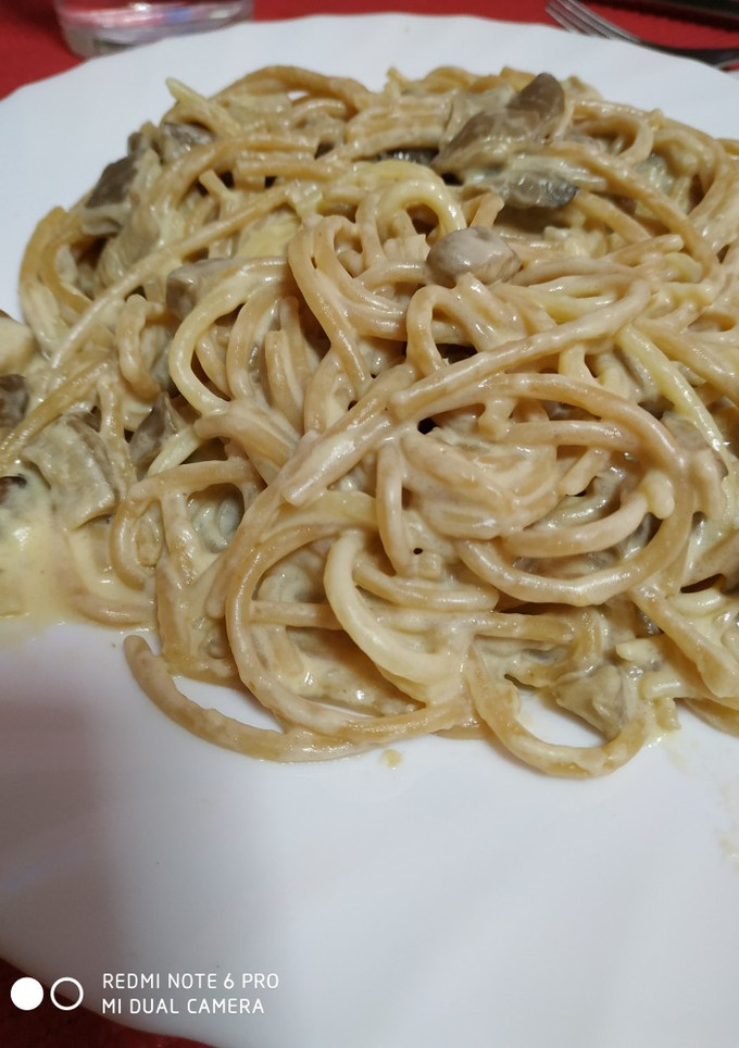 Una foto de Spaghetti con setas a la carbonara