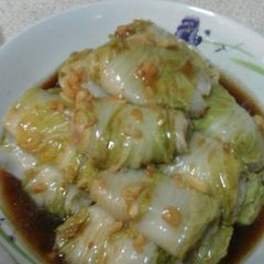 A picture of Steam cabbage with minced fish.