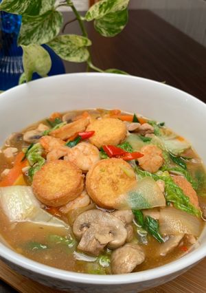 A picture of Sapo Tofu with Shrimp and Chicken.