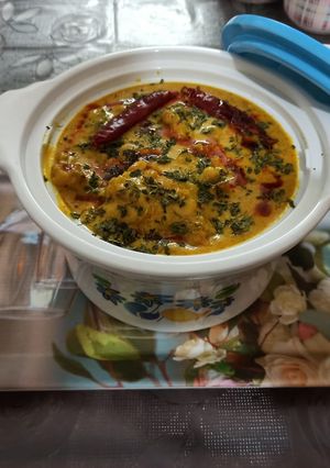 A picture of Resturant style Punjabi kadhi pakora.