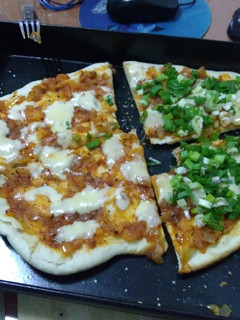 Una foto de Pizza casera + salsa
