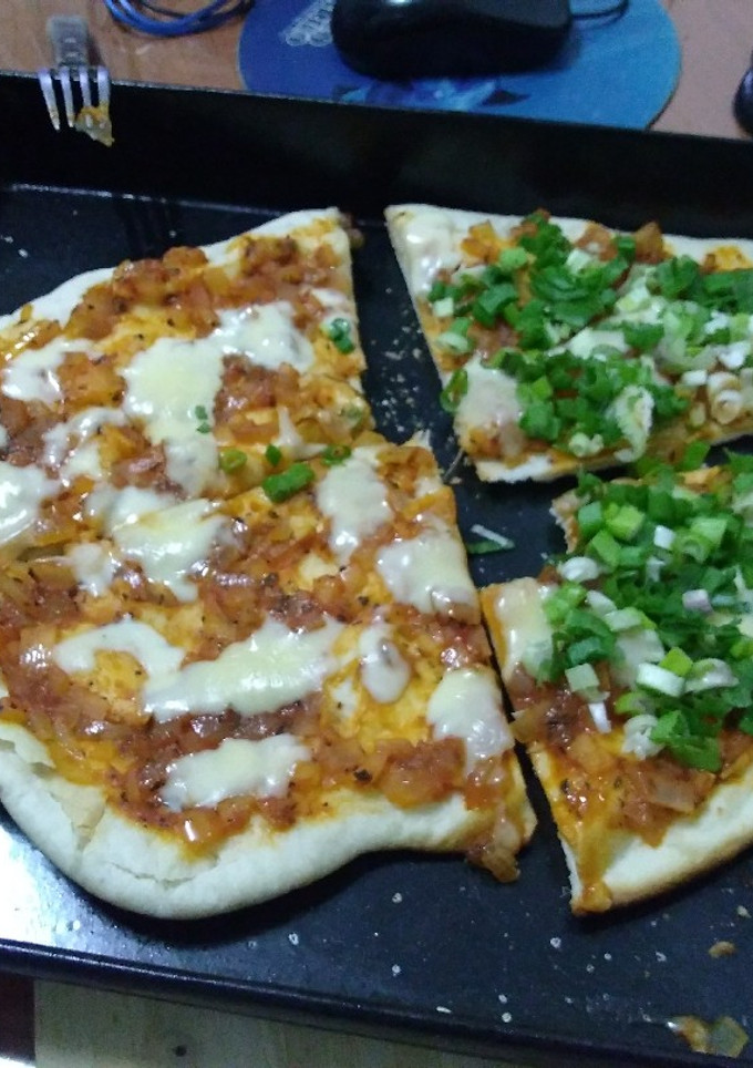 Una foto de Pizza casera + salsa