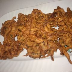 A picture of Aloo Palak Ke traditional pakoray.