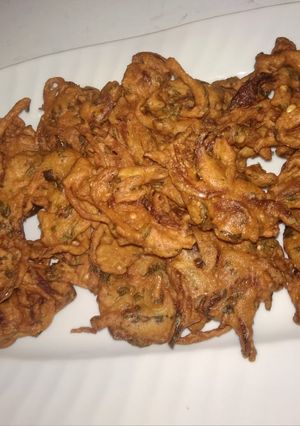 A picture of Aloo Palak Ke traditional pakoray.