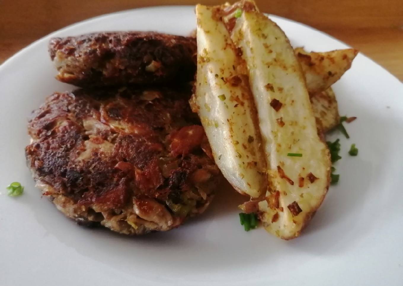 Papas rústicas y hamburguesas de jurel enlatado