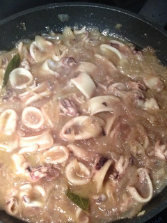 Una foto de Calamares encebollados