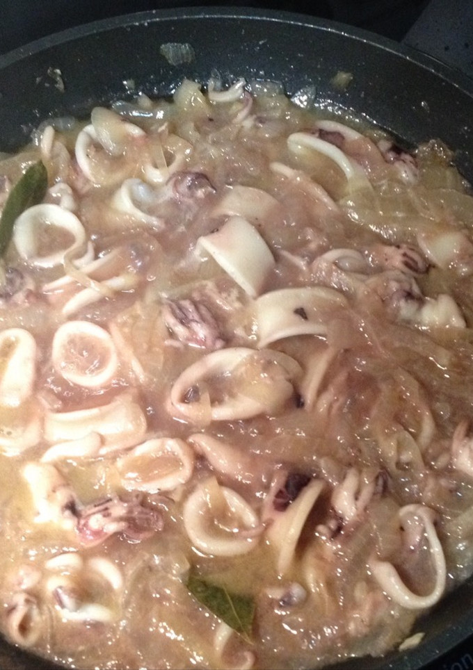 Una foto de Calamares encebollados
