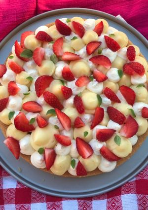 Une photo de Une summer tart 🍋🍓🌿