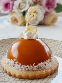 Una foto de Mousse de dulce de leche y manzana con glaseado espejo