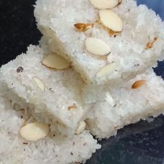 A picture of Naral Vadi (Coconut Burfi).