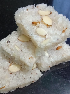 A picture of Naral Vadi (Coconut Burfi).